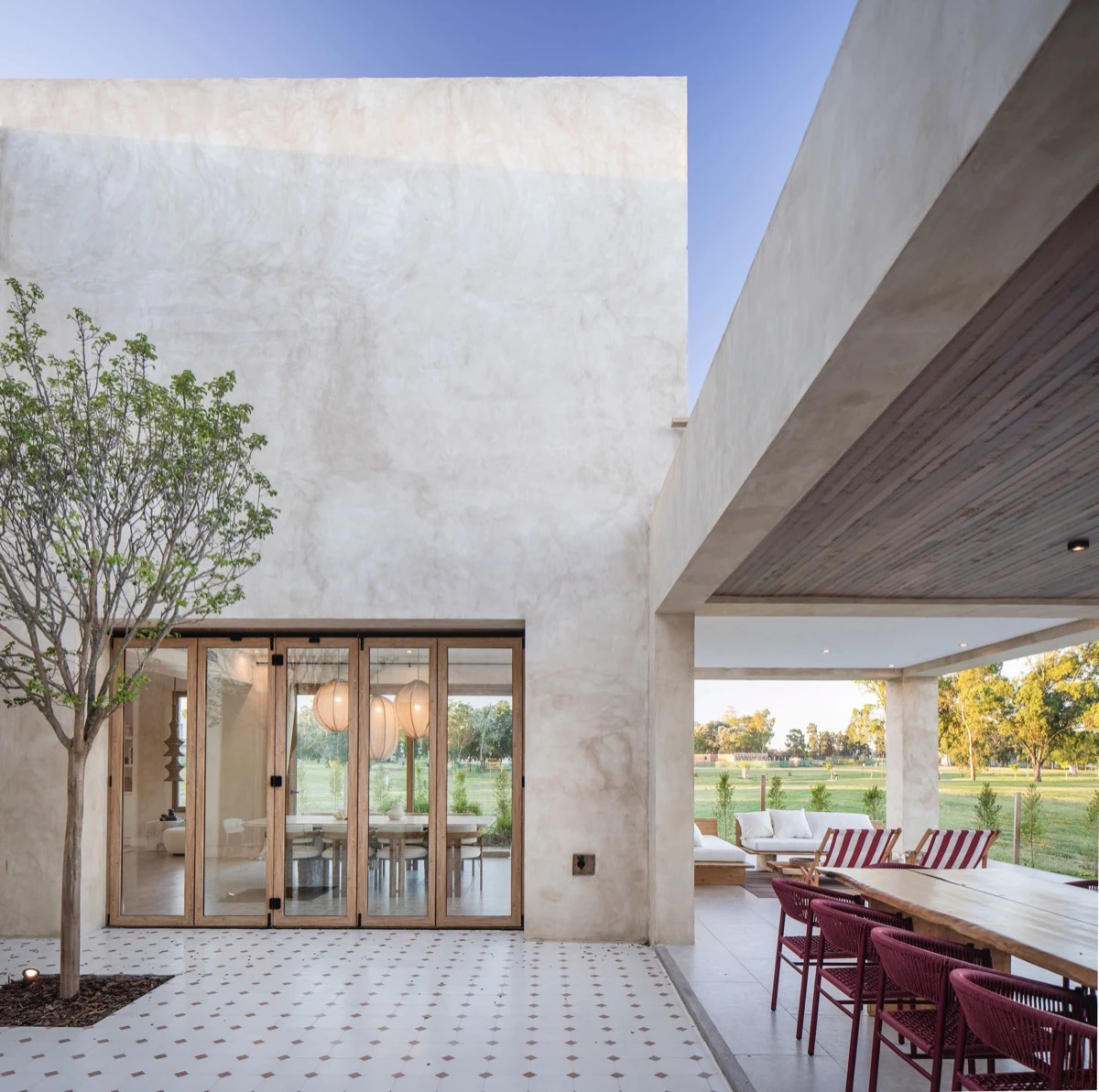 el patio interno introduce la materialidad del proyecto 