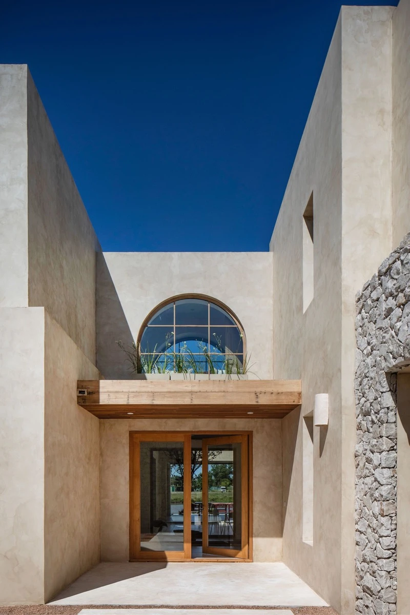 Un patio contenido y soleado. 