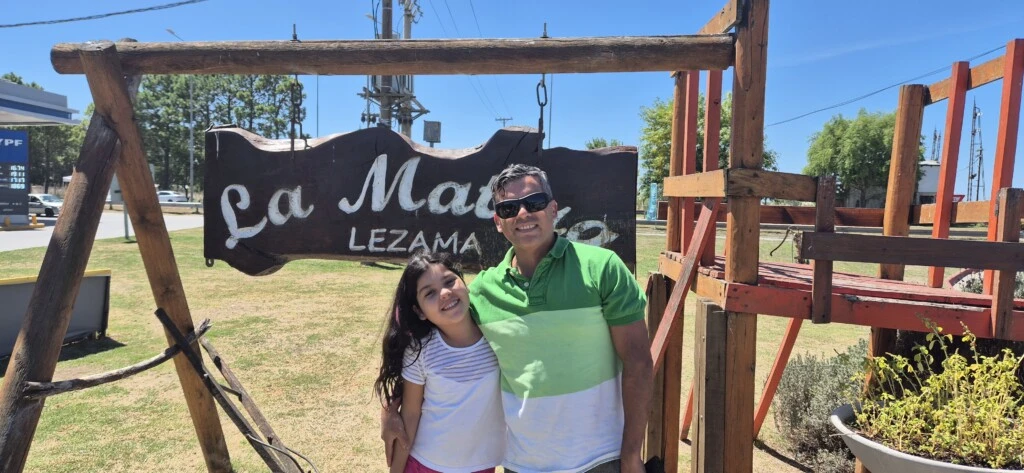 Papa e hija felices de viajar