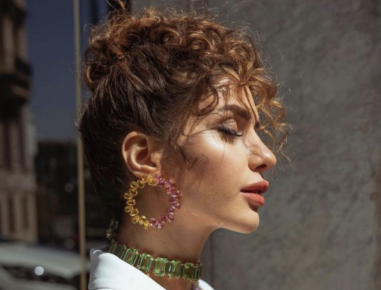 Los trucos de un experto para hacer recogidos de pelo con rulos y que queden perfectos