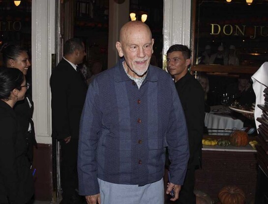Las fotos de John Malkovich en Buenos Aires: qué hizo en su primera salida por Palermo
