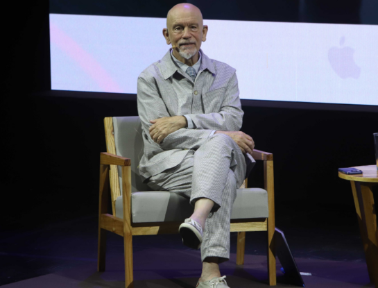 El paso de John Malkovich por Buenos Aires: distinguido como Huésped de Honor y con un show único en el Teatro Ópera