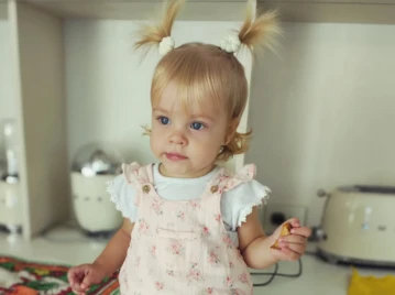 Milenka lleva la prenda infantil más canchera (y práctica para jugar)