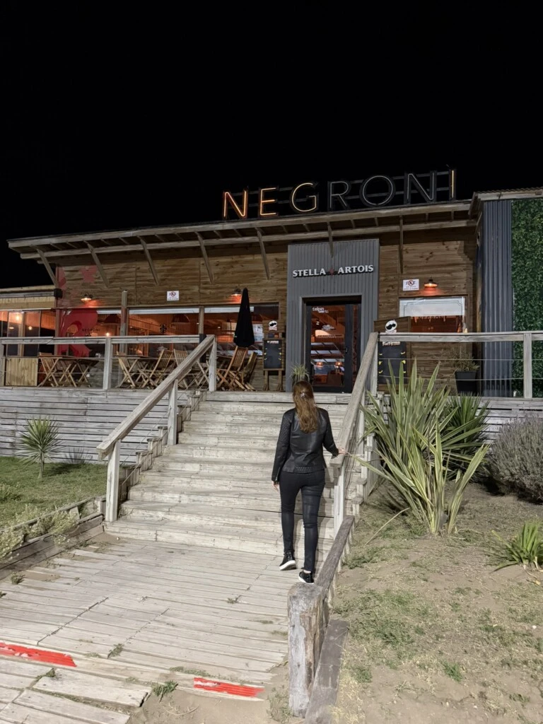 Pescado grillado con pesto y arroz especiado