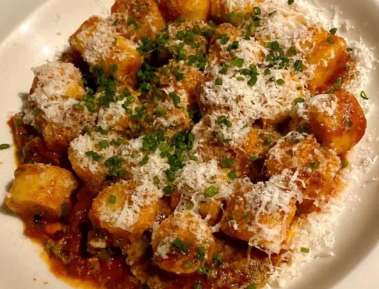 Ñoquis de mandioca con ragú de hongos: la receta viral de Brasil paso a paso