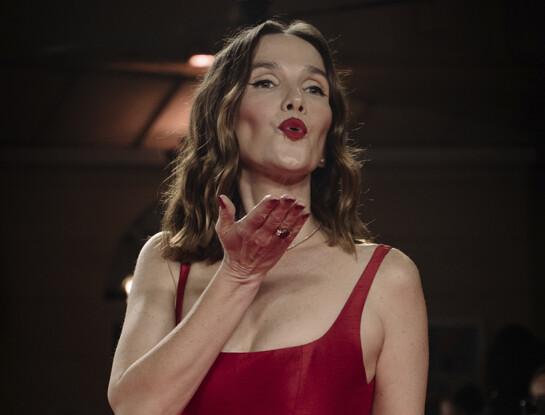 Así fue el impactante look escarlata de Natalia Oreiro en la gala del Festival de Málaga: diseñado por Saiach