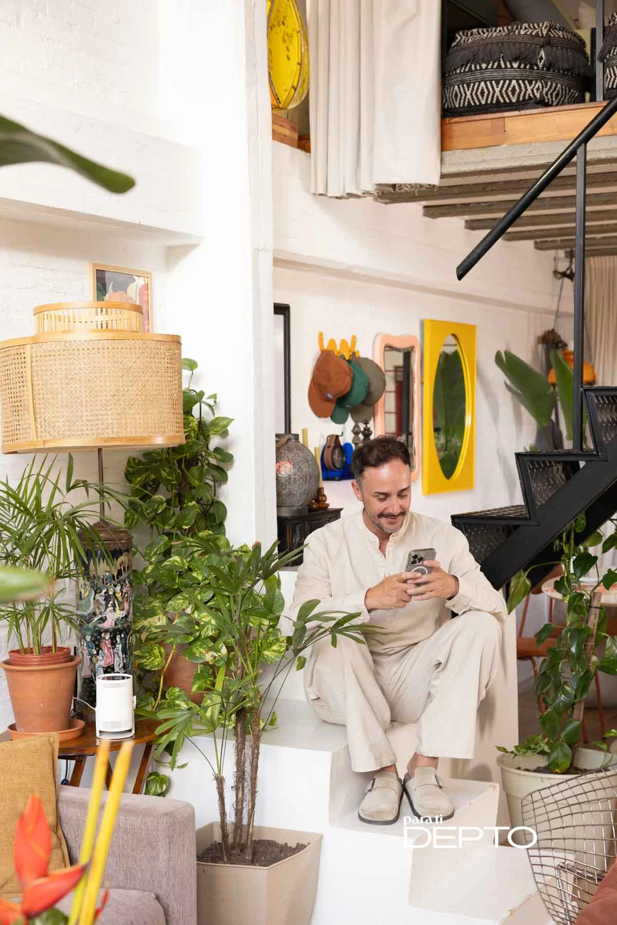 El departamento se organiza alrededor del living de doble altura, el corazón de la casa.