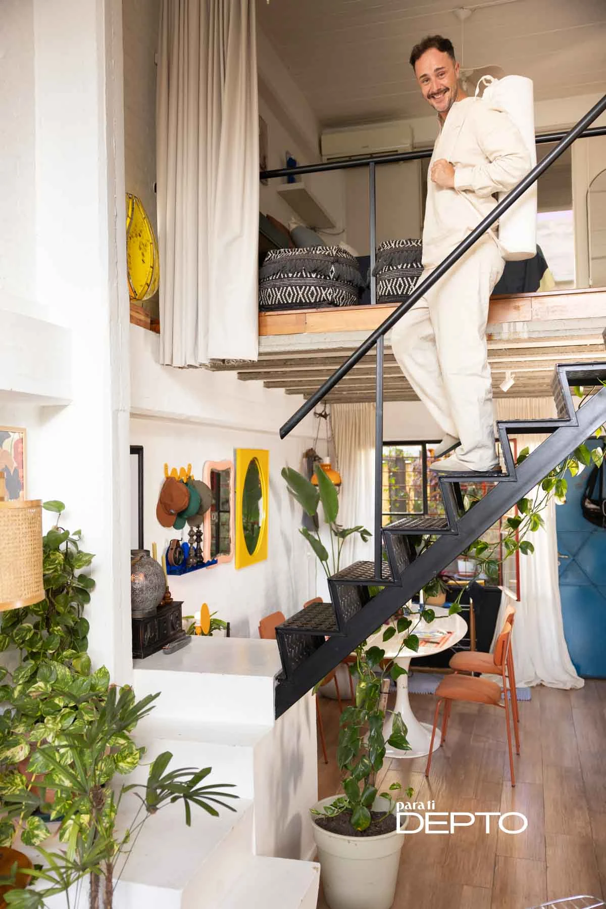 En el departamento conviven piezas de diseño, con plantas, objetos antiguos y obras de arte.