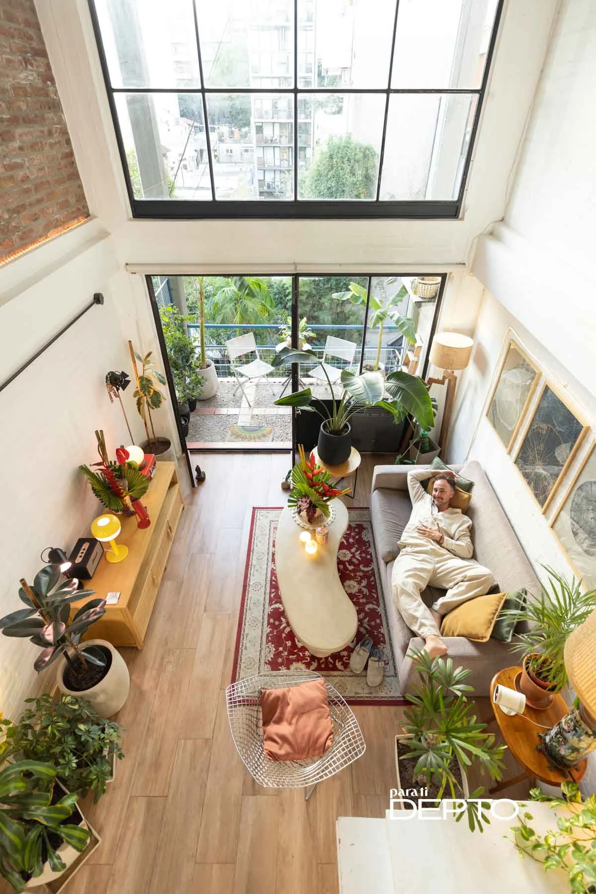 Pepe Puig se enamoró a primera vista de la luz y la doble altura del departamento. 