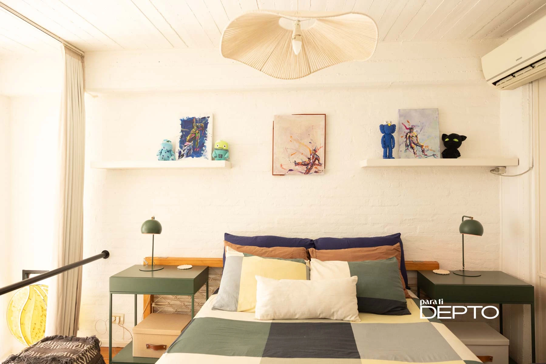 El dormitorio (arriba) el espacio más íntimo de un depto de concepto abierto. 