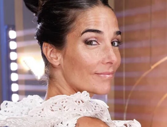 El sofisticado look de Juana Viale en su vuelta al programa: crepé, satén y detalles artesanales