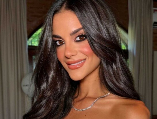 Así fue el vestido nupcial de Emily Lucius: diseño con escote off shoulder