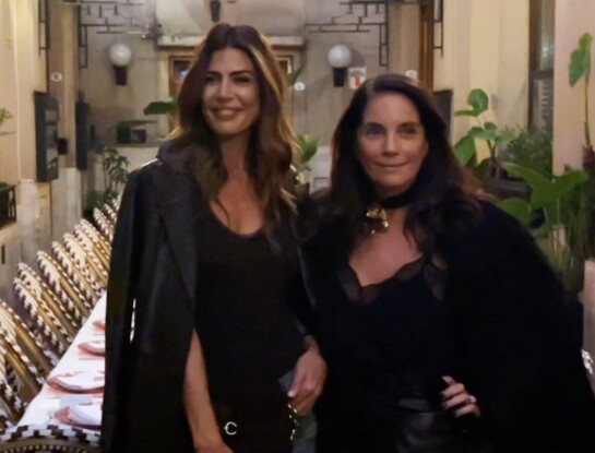 El look casual de Juliana Awada: cuero, denim y básicos atemporales