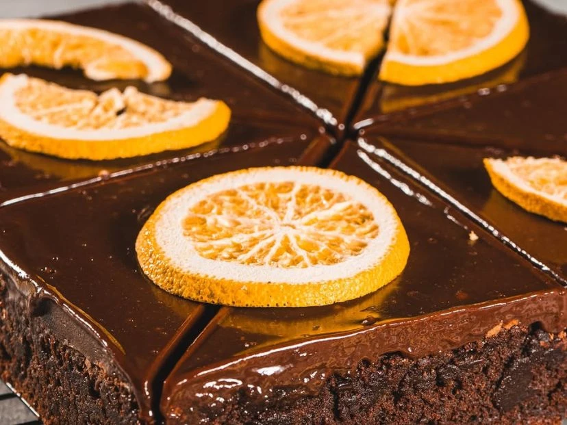 Brownie de naranja y chocolate: la receta para acompañar tus meriendas