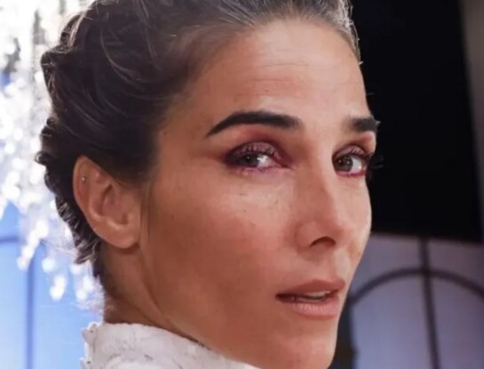 Juana Viale sorprendió con un look de encaje, transparencias y terciopelo