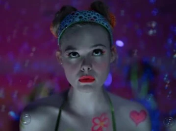 De qué se trata la nueva serie de Elle Fanning y por qué despierta polémica