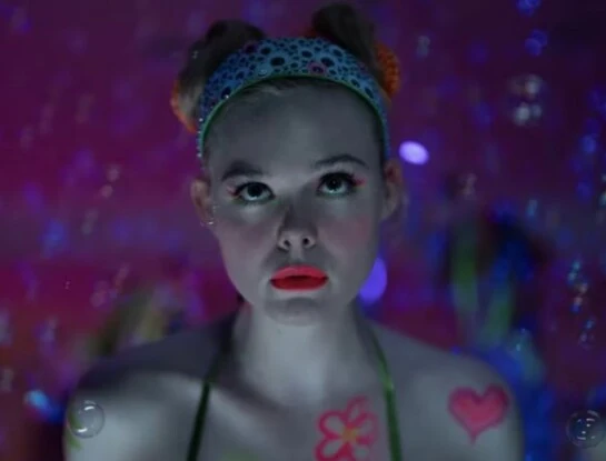 De qué se trata la nueva serie de Elle Fanning y por qué despierta polémica