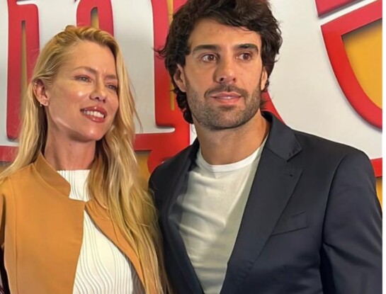 El look minimalista chic de Nicole Neumann en el estreno de "Annie"