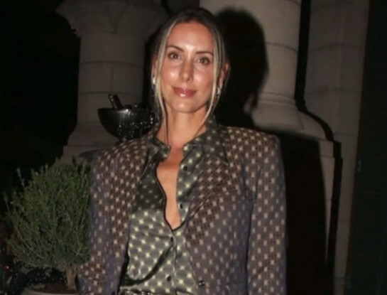 Anita Espasandin elevó su look con medias de encaje: el detalle tendencia del momento