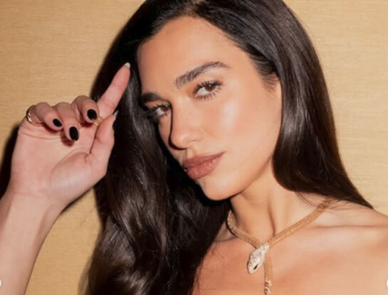 Dua Lipa impone tendencia con su look estampado de inspiración oriental en Nueva York