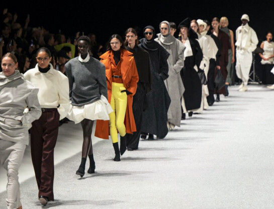 Issey Miyake en París: pliegues escultóricos y espíritu nómada en su nueva colección