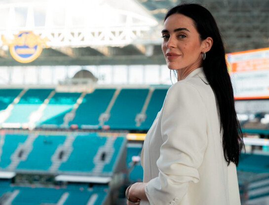 Priscila Crivocapich apostó al total white en Miami: el power dressing más versátil del momento