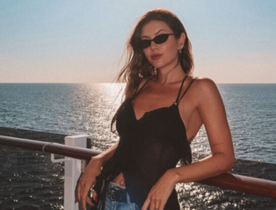 El look de Stephanie Demner en Miami que redefine cómo vestirse para la playa