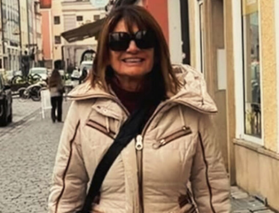 Los looks de Teresa Calandra en su crucero por el Danubio: elegancia, pieles y denim en clave invierno