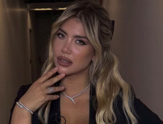 Wanda Nara marca tendencia desde Shanghái: el pañuelo vuelve como accesorio clave