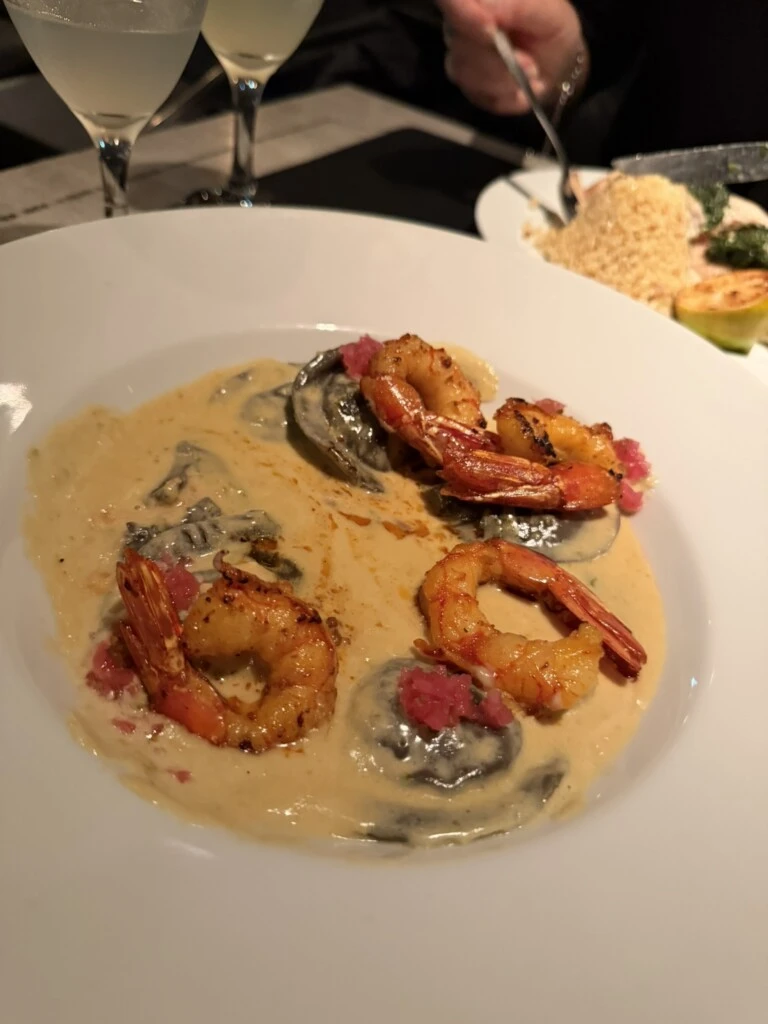 Pasta negra rellena con camarones