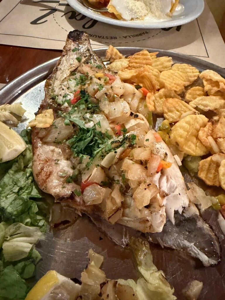 Pescado a la parrilla con papas españolas, un plato para compartir