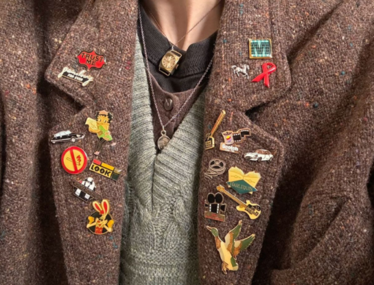 Abrigos + prendedores: la forma más original para intervenir prendas en este Otoño 2026