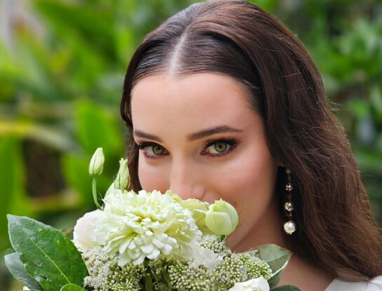 El beauty look de Rocío Hazán para su boda: maquillaje glow, ondas naturales y aros minimalistas