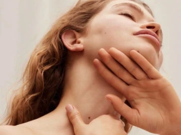 Rutina de 5 minutos que recupera tu expresión: guía de Yoga facial para resetear tu rostro en casa