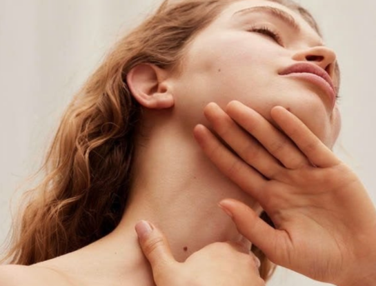 Rutina de 5 minutos que recupera tu expresión: guía de Yoga facial para resetear tu rostro en casa