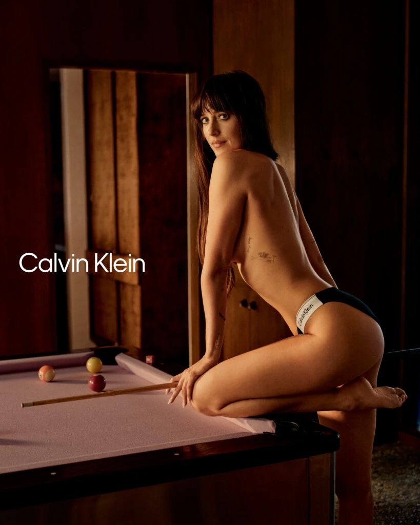 Dakota Johnson en la nueva campaña de Calvin Klein