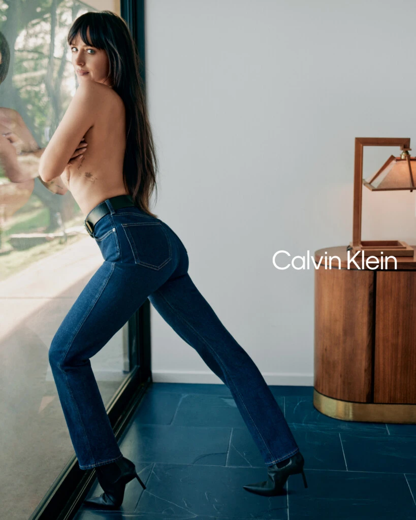 Dakota Johnson en la nueva campaña de Calvin Klein