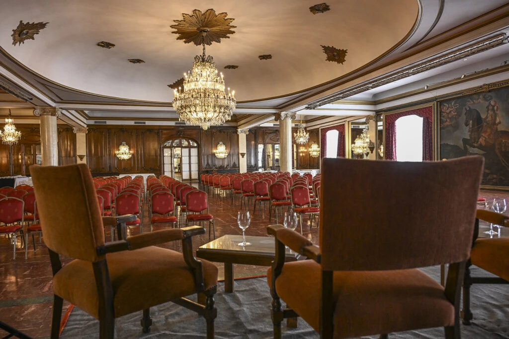 El Salón Versailles.