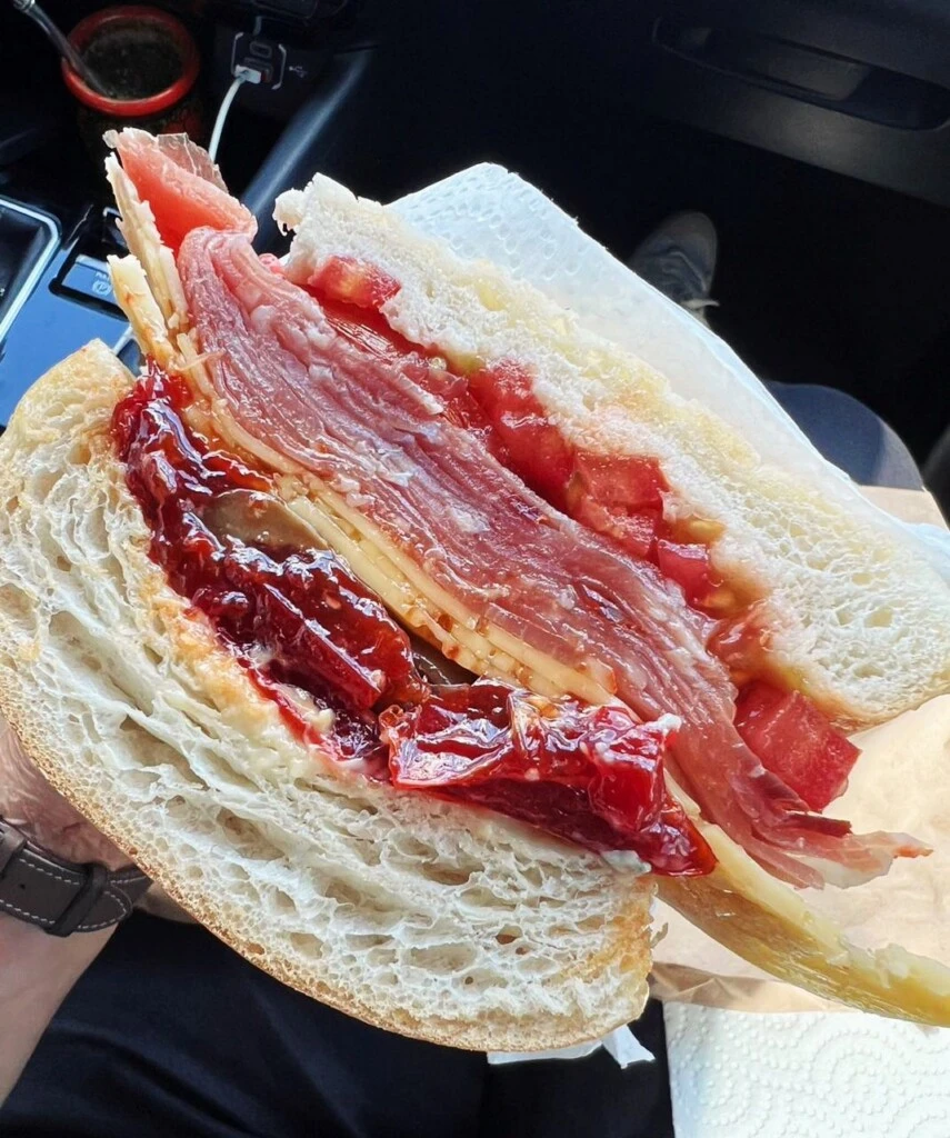 Sandwich de jamón crudo, queso y tomates