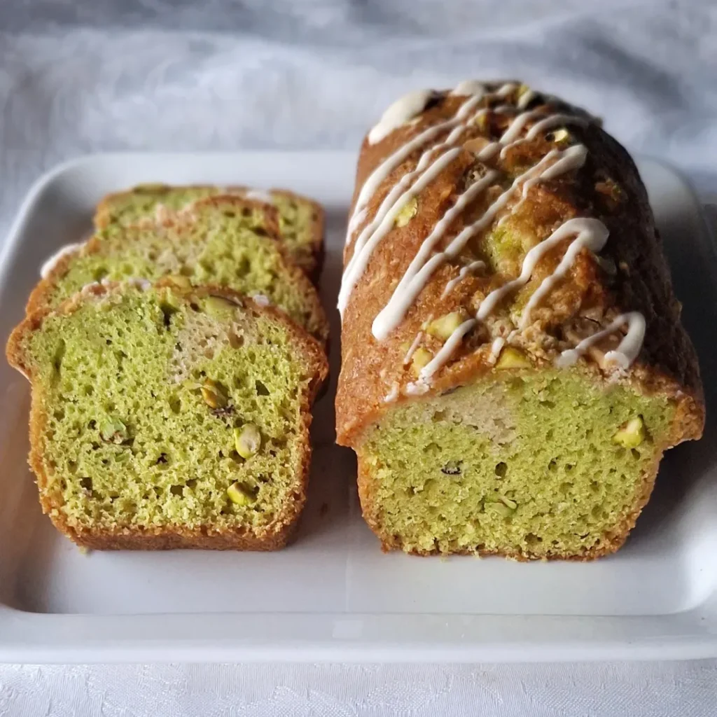 Budín marmolado de pistacho y chocolate blanco