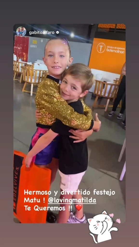 La niña lució el traje de Rumi, la protagonista principal. 