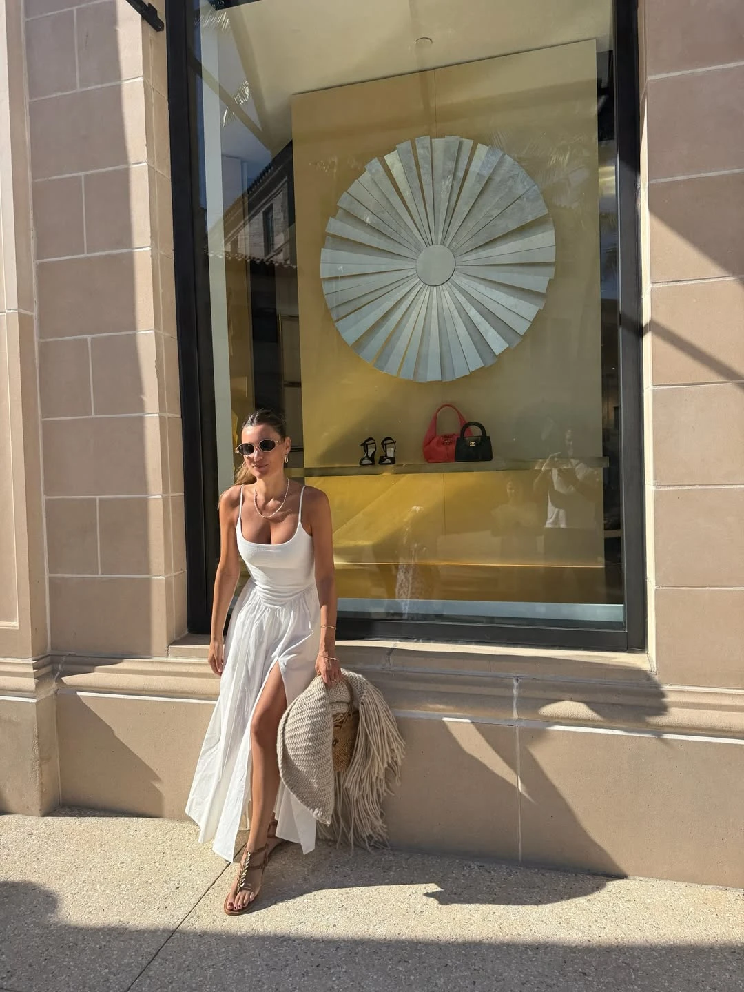 La modelo lució unas sandalias de tiras finas, en tono beige. Fotos: IG. 