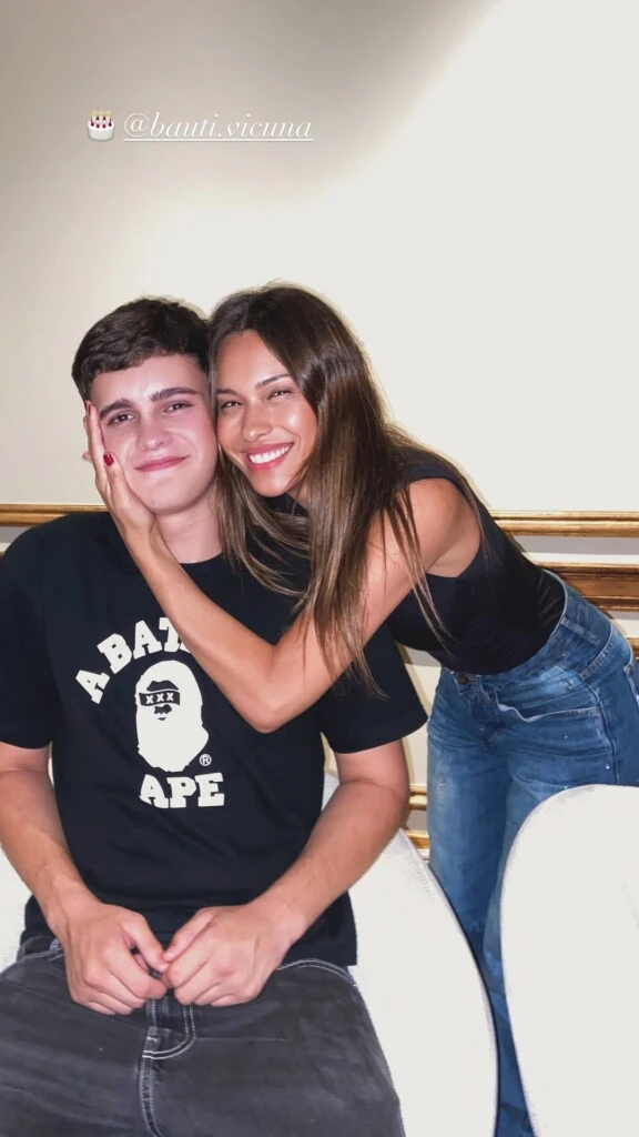 Bautista junto a Pampita.