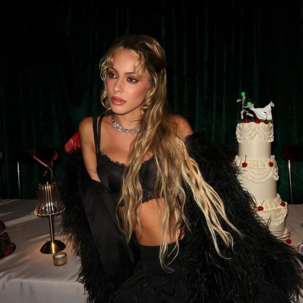 Otro de los elementos clave fue la gran torta de tres pisos, decorada en blanco con cerezas y coronada por dos figuras. 