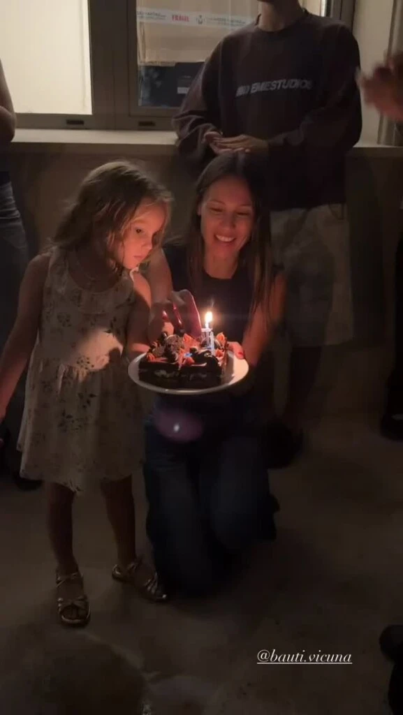 Pampita y su hija menor fueron las encargadas de llevar la torta.