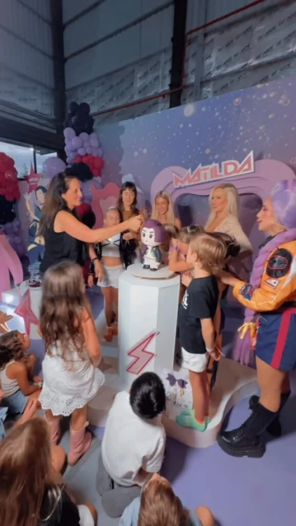 La torta tenía forma de Rumi, personaje de Demon Hunters. 