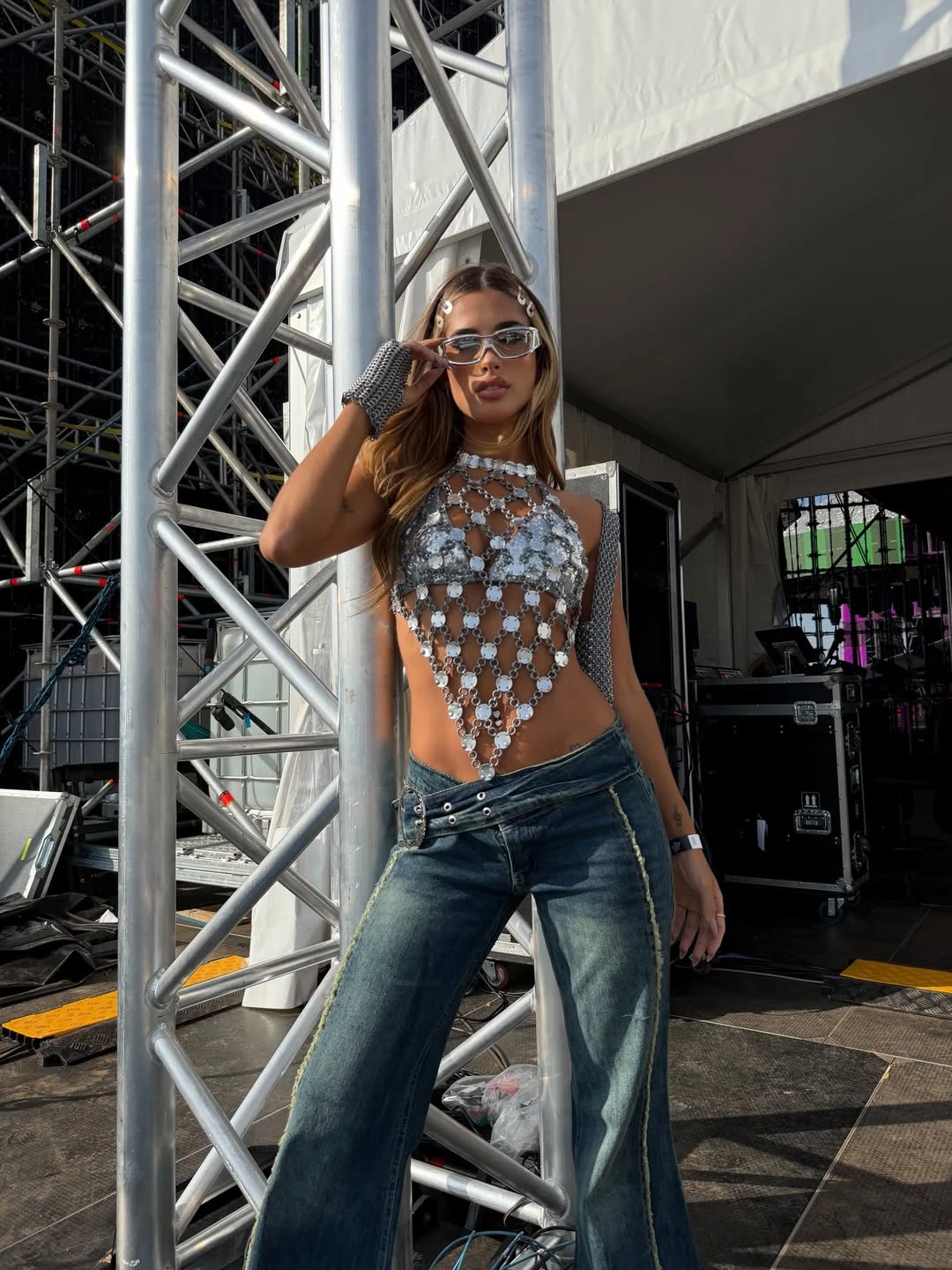 Jean tiro bajo y corpiño brillante, los imprescindibles de Juli Poggio. 