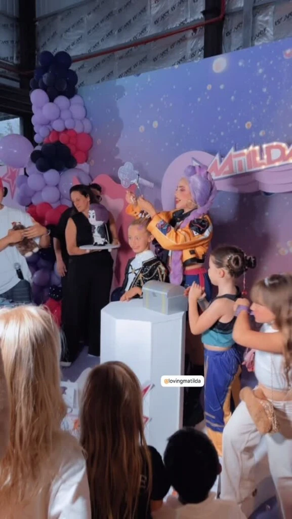 La fiesta contó con una animadora de Demon Hunters. 