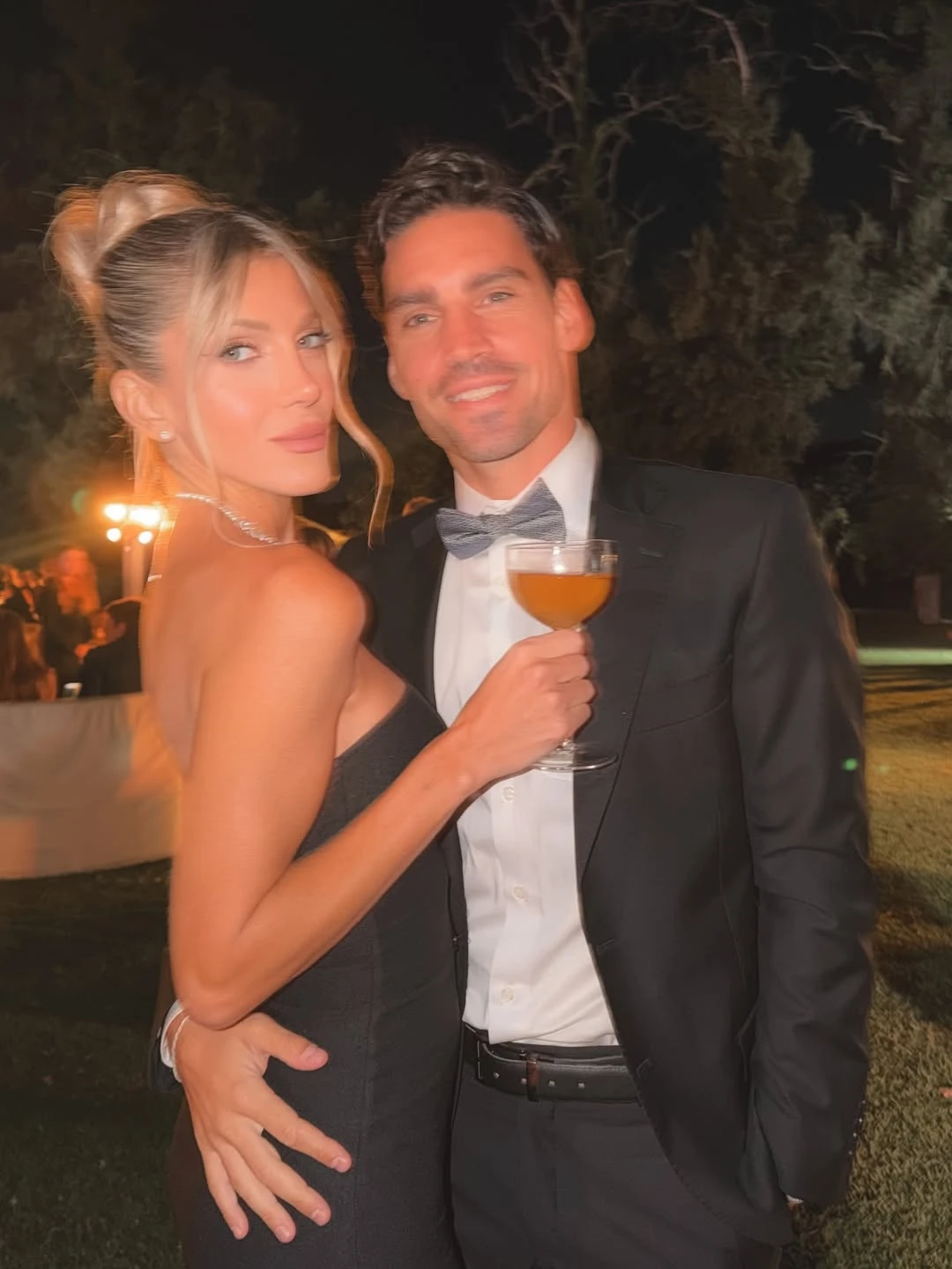 Cande Ruggeri llevó un vestido negro al cuerpo. 