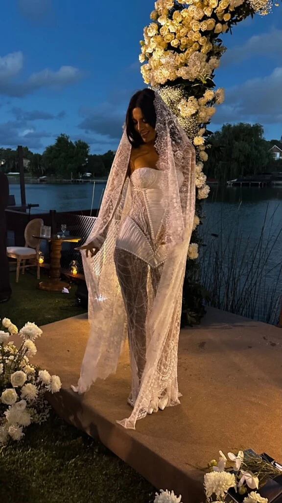 La novia llevó un vestido muy sensual, lejos de lo convencional. 